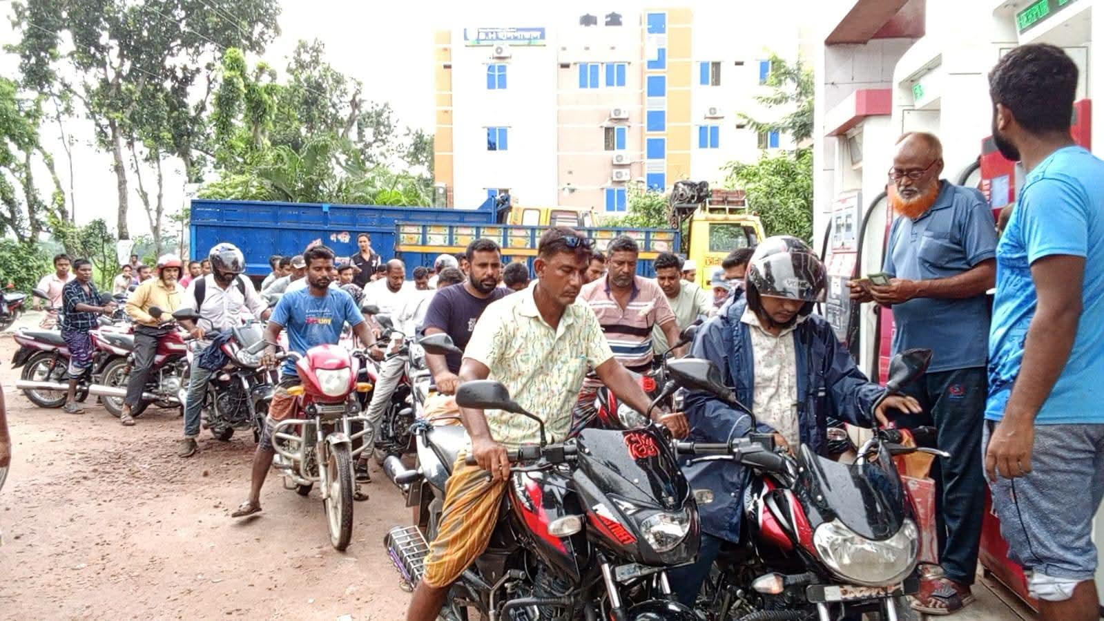 বাগমারা'য় জ্বালানি তেল সঙ্কটের গুঞ্জন, পাম্পগুলোতে উপচে পড়া ভিড়
