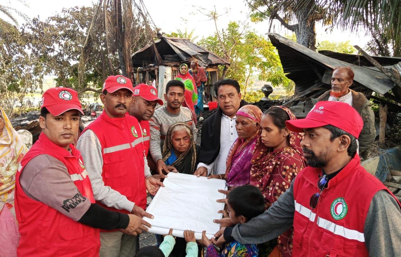 বাগেরহাটের মোড়েলগঞ্জে অগ্নিকাণ্ডে নিঃস্ব তিন পরিবারের পাশে রেড ক্রিসেন্ট